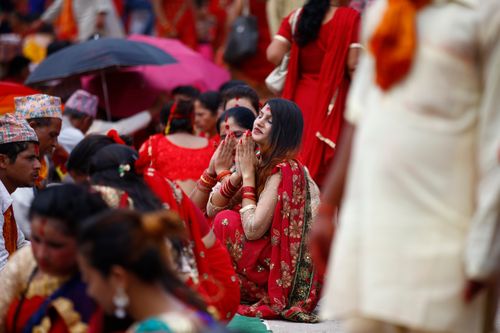 nepalese,hindu,women,offer,ritual,prayers,teej,festival,inside,pashupathinath,temple,kathmandu,nepal,thursday,august,married,unmarried,celebrate,fast,offering,worship,lord,shiva,marital,happiness,husband,praying,singing,dancing