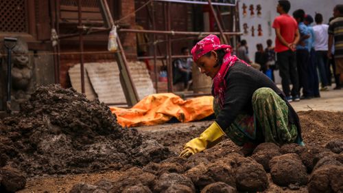 woman,working,reconstruction,basantapur,durbar,square,damaged,earthquake