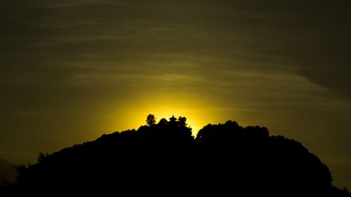 golden,hour,sunsets,west,creating,silhouette,lord,shiva's,hill