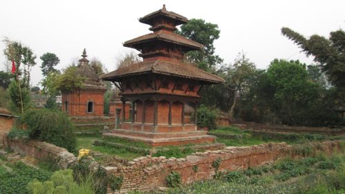 earthquake,damaged,temple,stand