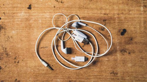tangled,white,earphone,table