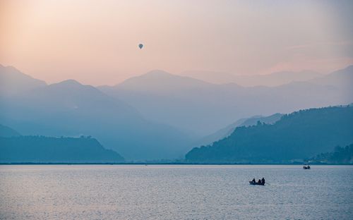 gloomy,sunset,flying,hot,air,balloon,fewa,lake,pokhara,nepal