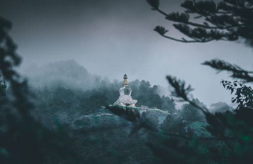 jamchen,vijaya,stupa,foggy,day