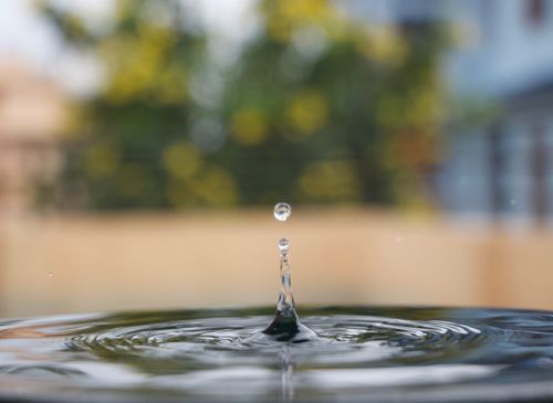 water,droplet,blurred,background